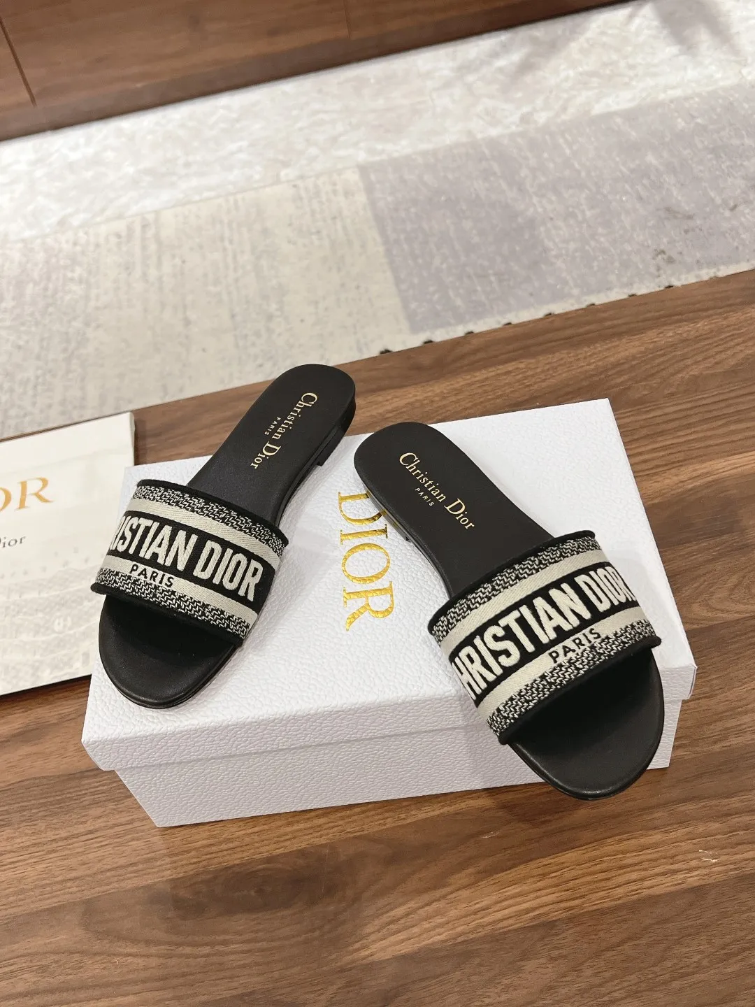 👟👟Ex-factory price 420👟👟 Dior • Dior 2024 DWAY spring and summer new one-word embroidered slippers •Top purchasing version CD letter logo three-dimensional embroidered cylindrical heel sandals Square toe thick heel jelly color open-toe slippers Upper: Original consistent high-temperature water-soluble cotton electro-embroidered technical silk fabric Lining: Water-dyed sheepskin lining Outsole: Italian genuine leather outsole Heel height: 1.5CM/4.5CM Code number: 34-43 (34.40.41.42.43 is customized and cannot be returned or exchanged)